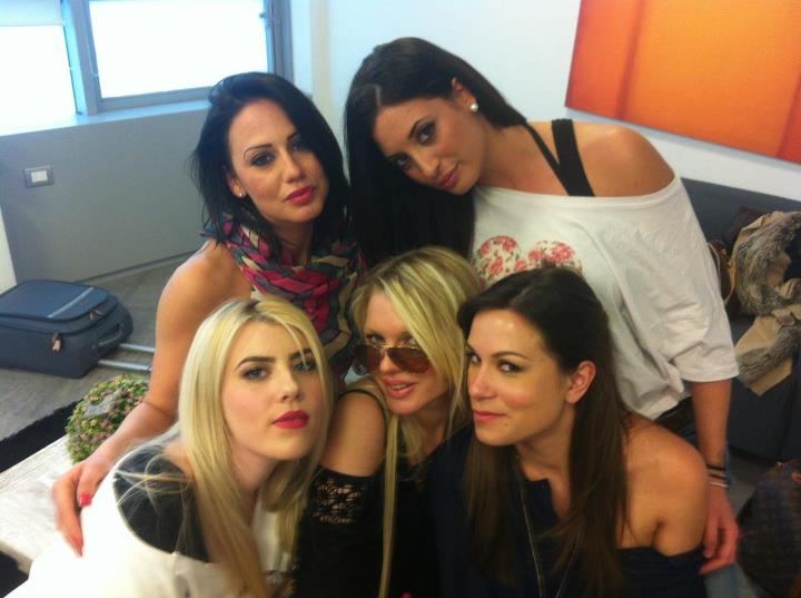 Sara Esposito, Roberta Festa, Raffaella Papa, Cipriana Folco, Valeria Caneschi ed Irene Pomeridiano nei camerini: foto article-post