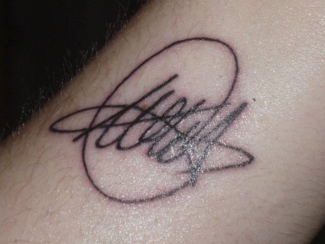 Una fan si tatua l’autografo di Emma Marrone: foto