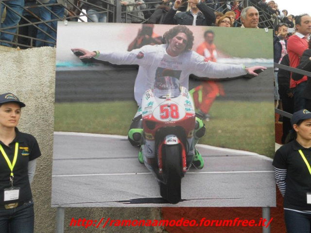 I genitori di Marco Simoncelli all’inaugurazione di un campo sportivo intitolato al figlio: foto ed intervista al padre del Sic article-post