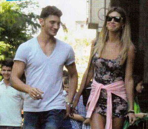 Come Giulietta e Romeo, Belen Rodriguez e Stefano De Martino si baciano al balcone, ma la suocera non approva / Per strada i sorrisi sono tutti per lui! preview