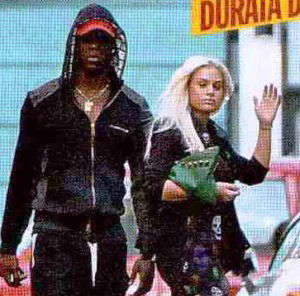Una bionda rivela la verità shock su Balotelli: “Con la parrucca bionda Mario è diventato Marylin” e Raffaella Fico: “Ora basta, ti lascio!” article-post