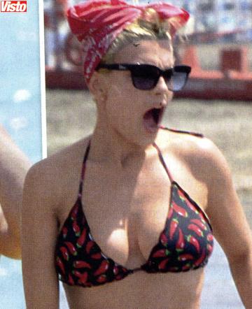 Emma Marrone paparazzata in bikini preview