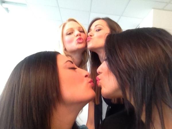 Le ragazze del Trono under nel camerini: foto article-post