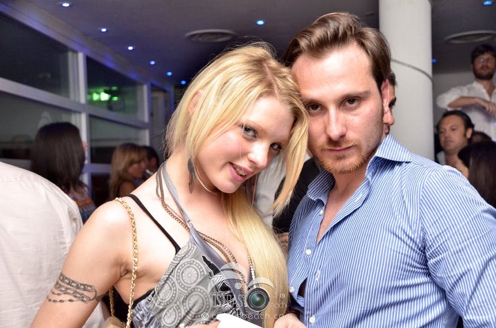 Sara Esposito in discoteca: foto article-post