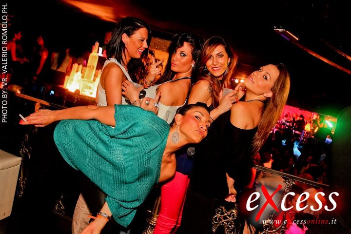 Le ragazze del Trono under in discoteca: foto article-post