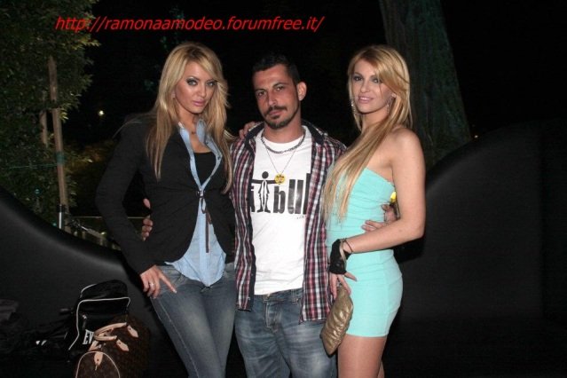 Stefania Zappa ed Elena Morali in discoteca: foto