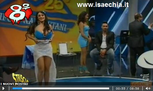 Marika Fruscio ed il suo strip tease per la vittoria del Napoli ne ‘I nuovi mostri’ di Striscia la notizia: video article-post