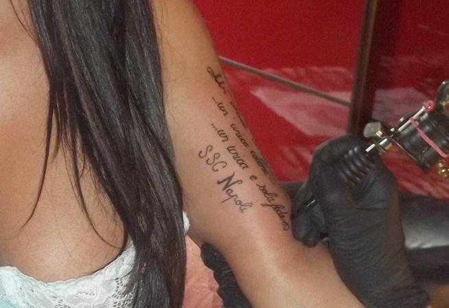 Marika Fruscio si tatua una frase…piena di errori grammaticali! (foto)