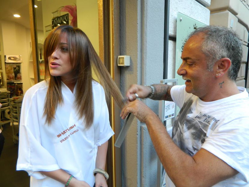 Teresanna Pugliese si fa tagliare i capelli in strada: foto preview