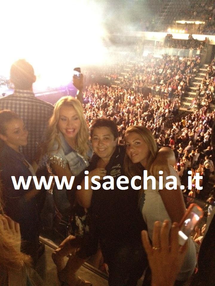 Eliana Michelazzo al concerto di Gigi D’Alessio con Valeria Marini e altre vip: foto