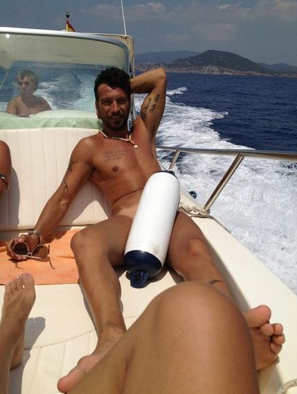 Costantino Vitagliano (quasi) nudo su Twitter: foto article-post