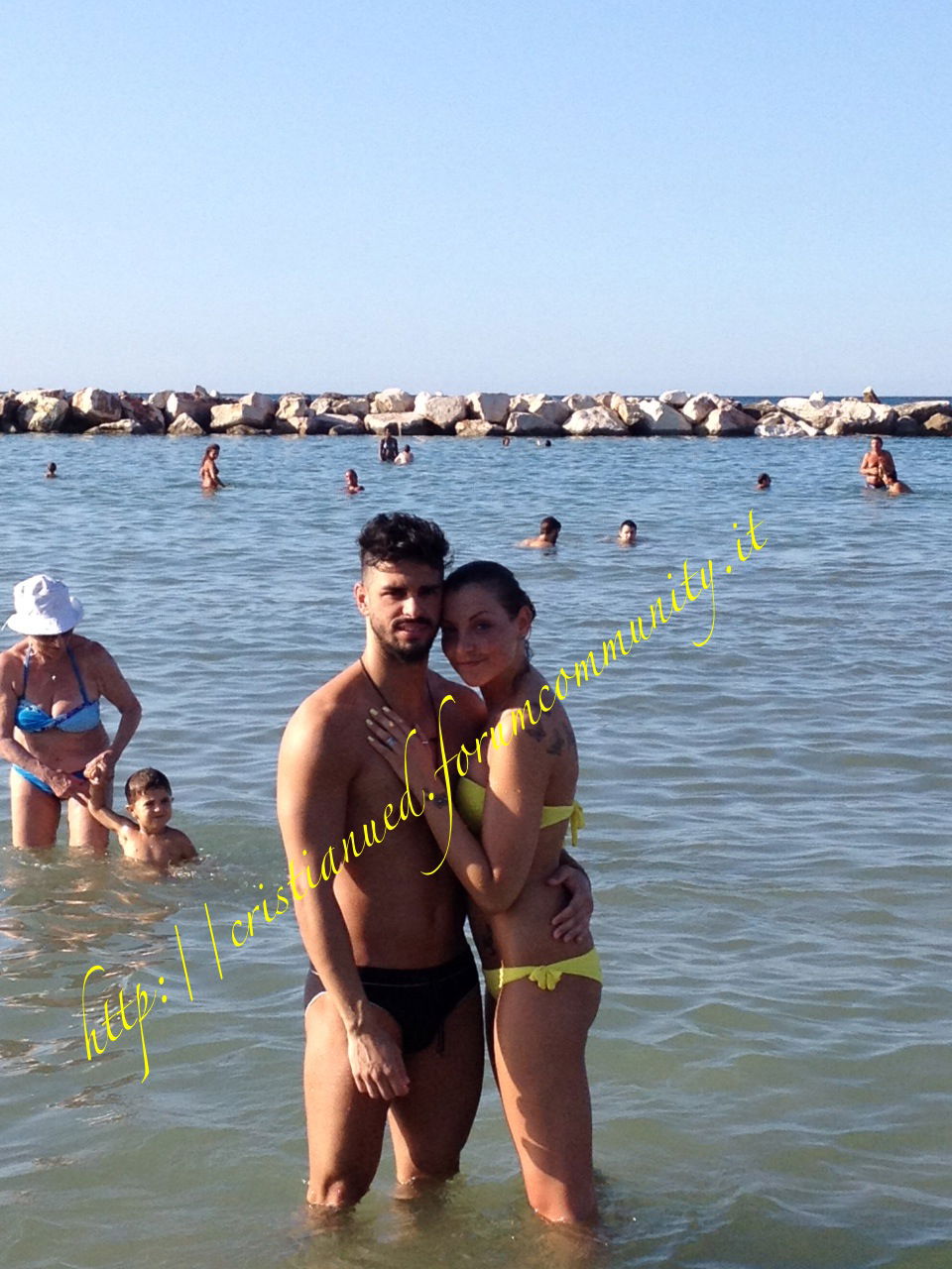 Cristian Gallella e Tara Gabrieletto al mare: foto article-post