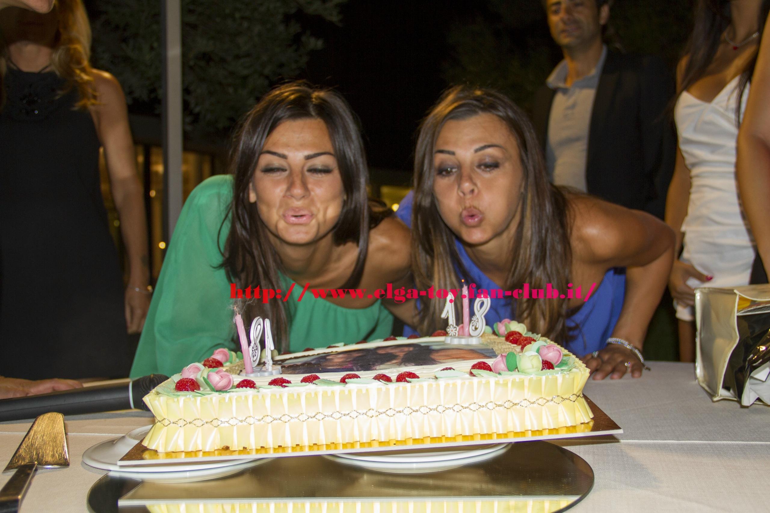 Elga e Serena Enardu con Diego Daddi alla festa per il loro compleanno: foto