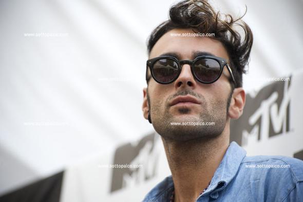 Fattor M: spazio dedicato a Marco Mengoni. La partecipazione agli MTV Days 2012 e alla manifestazione Teniamo Botta: video e foto. L’intervista per TGCom24. La “risposta” mediatica di Fibra alla proposta di featuring. Ancora sulla partecipazione alle Olimpiadi 2012… preview