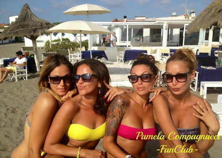 Pamela Compagnucci al mare con le amiche: foto