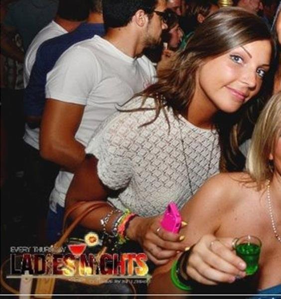 Tara Gabrieletto in discoteca con le amiche: foto