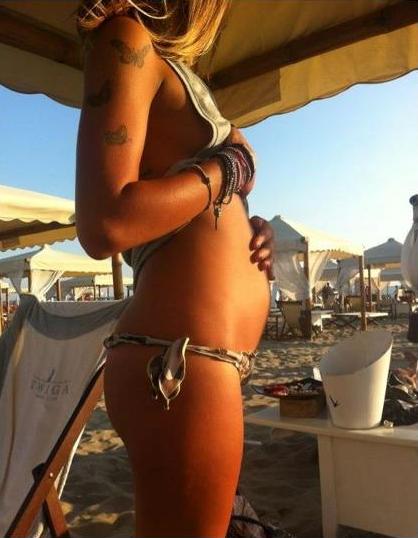 Caterina Siviero mostra il pancione (?) su Twitter: foto preview