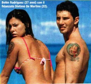 Stefano De Martino e Belén Rodriguez denunciati per rapina dai paparazzi: volevano riavere gli scatti dello “scandalo al sole”