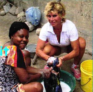 Carmen Russo e Enzo Paolo Turchi: “In vacanza abbiamo comprato scarpe e vestiti ai bambini poveri di Zanzibar” preview