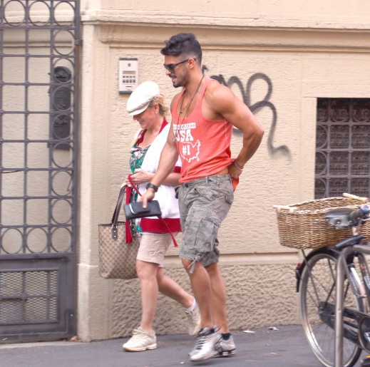 Cristian Gallella presente alla festa per la scarcerazione di Lele Mora preview