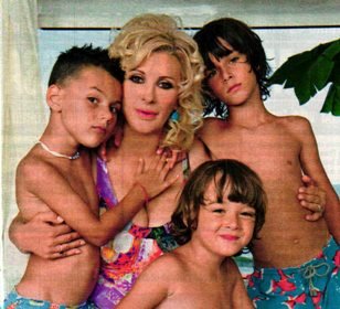 Tina Cipollari e Chicco Nalli: “Con tre figli non è facile vivere l’intimità. Ci riusciamo “fuggendo” di notte nella stanza degli ospiti”
