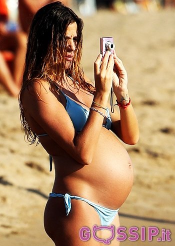 Alessia Fabiani in spiaggia col pancione: foto