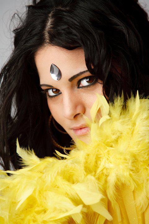 Carla Genovese, corteggiatrice nel Trono blu, in versione ballerina del ventre: foto preview