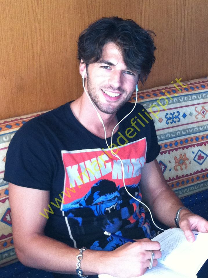 I tronisti ed alcune corteggiatrici nel backstage della registrazione di oggi: foto preview