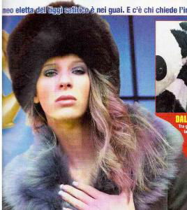 Giulia Calcaterra, la velina bionda, è nel mirino: “Striscia la deve cacciare!” article-post