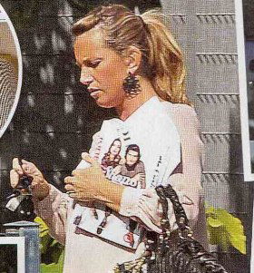 Cresce il pancino della Pedrotti: Katia va a spasso con… Voldemort preview