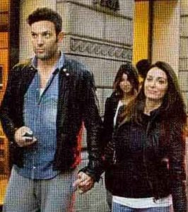 Riecco Alessandra Pierelli (non incinta) a passeggio con il marito Fabrizio Baldassari