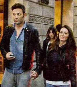 Riecco Alessandra Pierelli (non incinta) a passeggio con il marito Fabrizio Baldassari preview