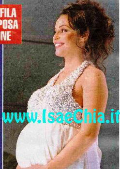 Raffaella Fico sfila con l’abito da sposa e il pancione preview
