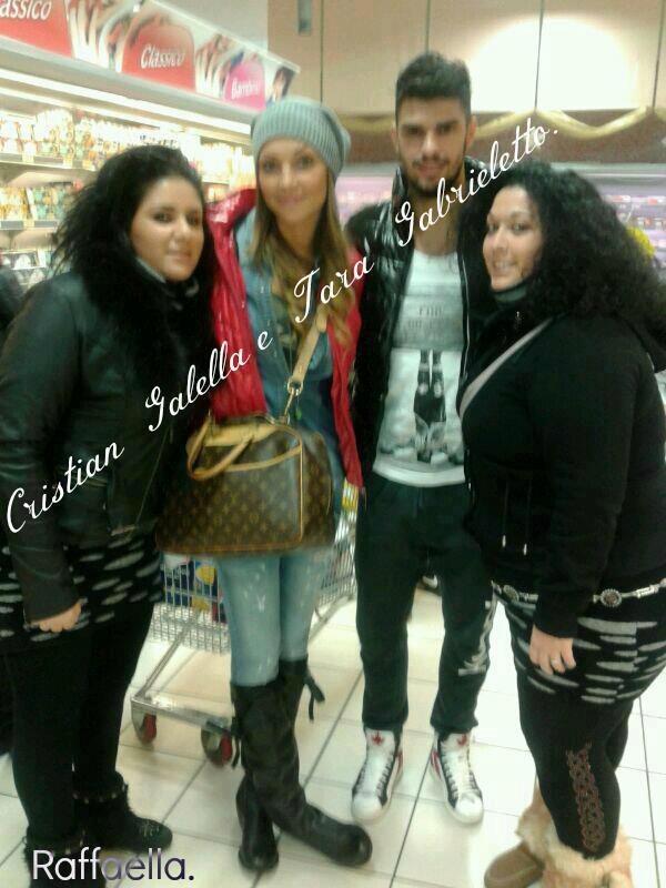 Cristian Gallella e Tara Gabrieletto: foto con le fan