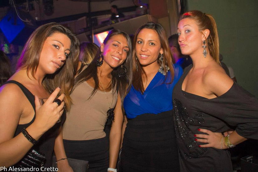 Martina Luciani in discoteca: foto preview