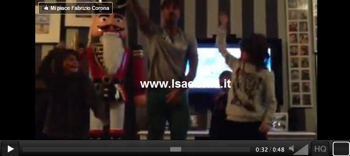 Fabrizio Corona balla ‘Gangnam Style’ con il figlio Carlos: video