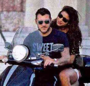 Bobo Vieri si avvinghia alla sua Nabila Chihab preview