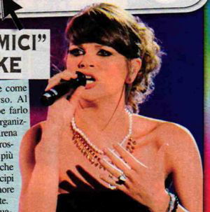 Alessandra Amoroso ad Amici di Maria De Filippi si prepara con il karaoke preview