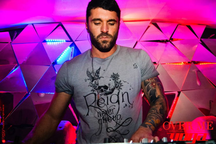 Diego Ciaramella alle prese con i vinili per un live set in radio: video preview