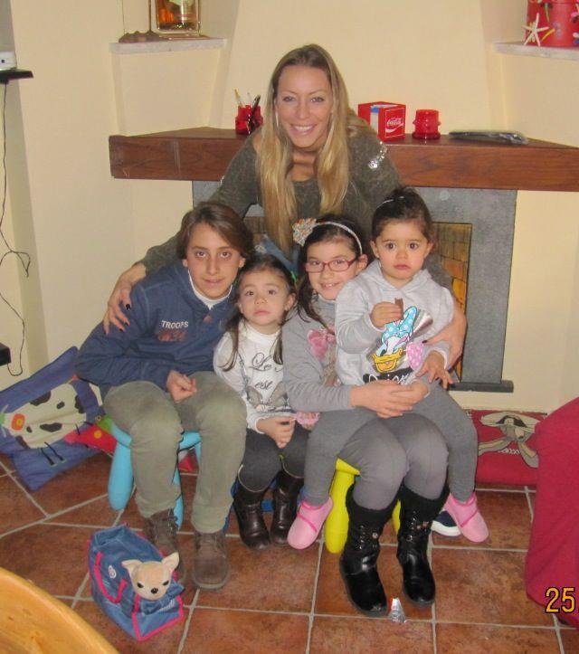 Karina Cascella e Ginevra Angelucci festeggiano il Natale in famiglia: foto