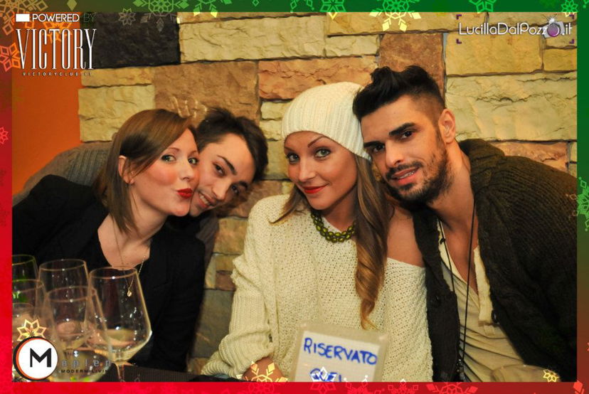 Cristian Gallella e Tara Gabrieletto in un locale con amici: foto preview