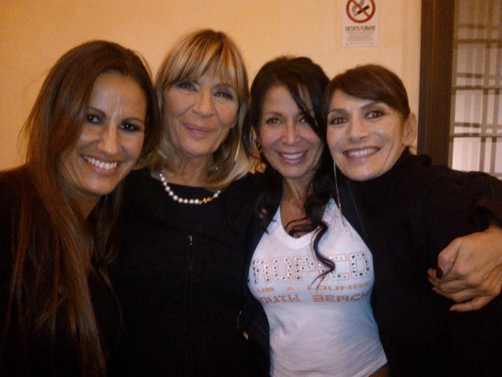 Le dame del Trono over insieme fuori dagli studi di ‘Uomini e Donne’: quale preferite? preview