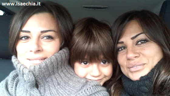 Serena Enardu, Elga Enardu e il piccolo Tommaso: video auguri per Natale article-post