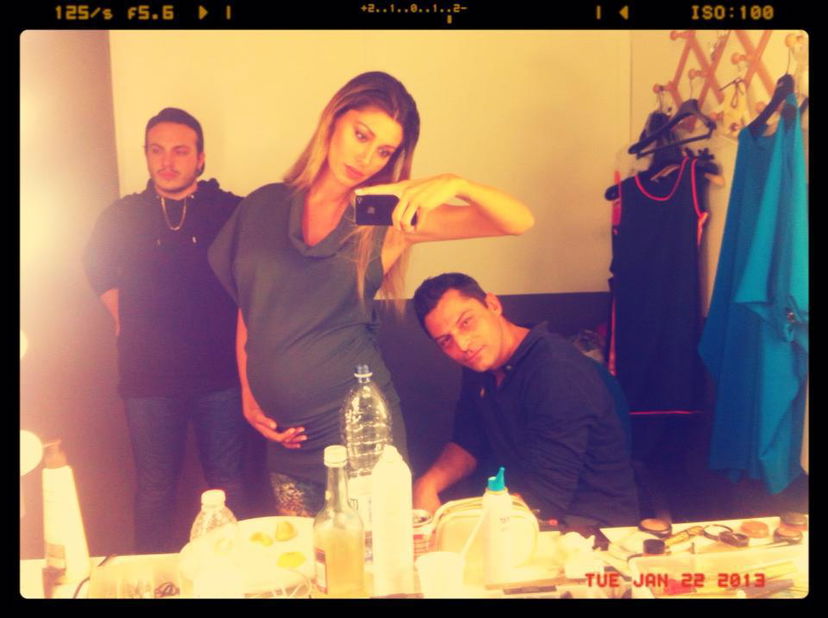 Belen Rodriguez su Facebook mostra il pancione ed il nuovo colore di capelli: foto preview