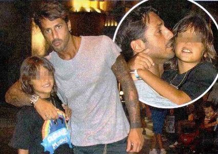 Fabrizio Corona, l’appello dei suoi cari: “Pensa a tuo figlio, consegnati alla polizia!” article-post