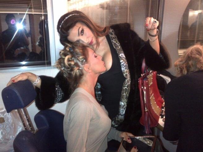 Guendalina Canessa bacia il seno di Cecilia Capriotti: foto