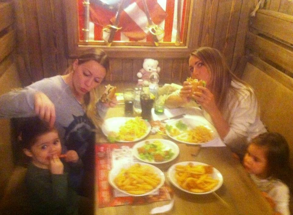Karina Cascella e Guendalina Canessa a cena insieme con le loro figlie: foto