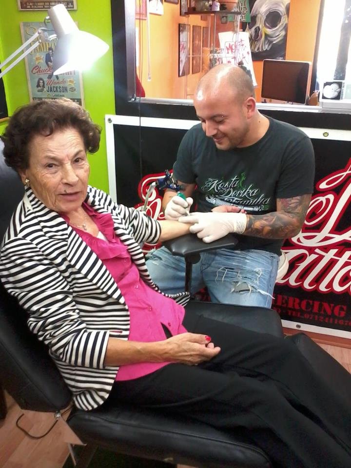 La dama Renata del Trono over si fa un tatuaggio: foto