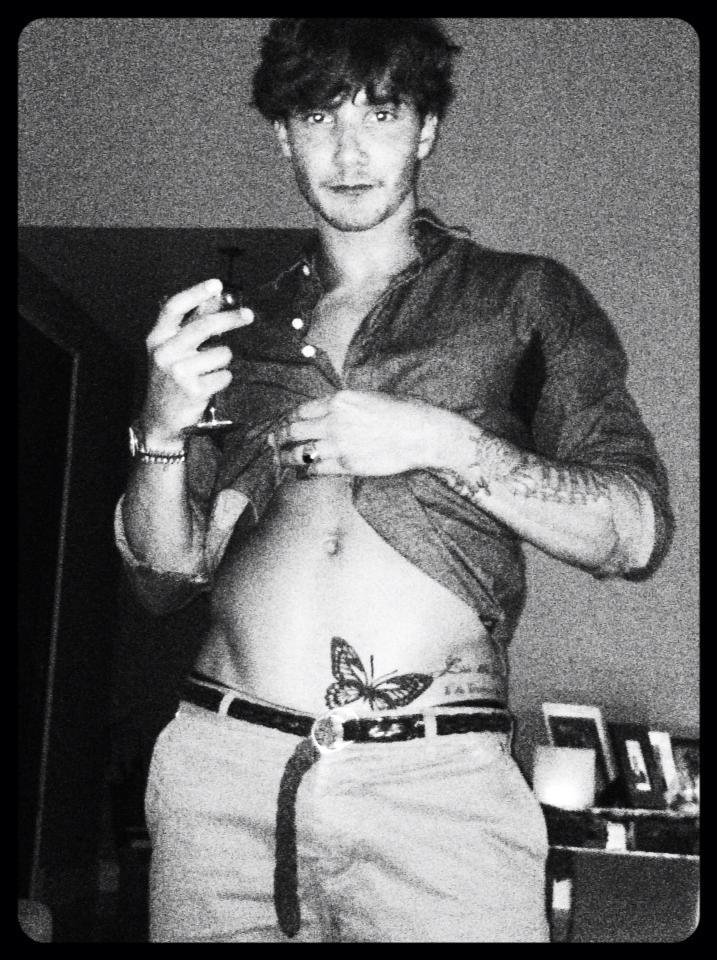 Stefano De Martino mostra la farfallina come Belen Rodriguez: i fan insorgono, ma era solo uno scherzo article-post