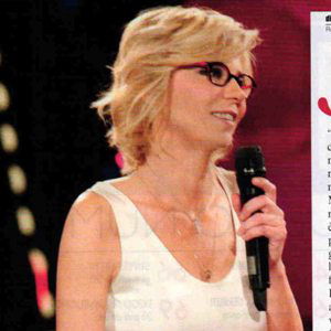 Tutti ai piedi di Maria De Filippi article-post